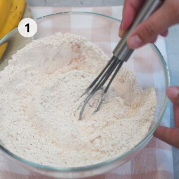 Mezclando la harina, el polvo de hornear, la canela, el jengibre y la sal para preparar la masa de una torta de cumpleaños fácil y económica.
