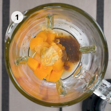 Preparación de vinagreta de mango picante en licuadora.