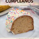 Torta de cumpleaños de banana con crema de mantequilla y grageas de colores, mostrando su textura húmeda y suave. Receta completa en el blog.