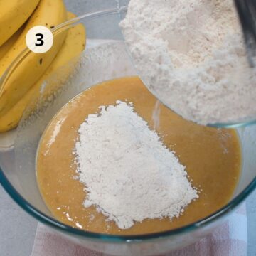 Incorporando los ingredientes secos a la mezcla de banana antes de preparar la masa.