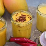Tres versiones de vinagreta de mango casera servidas en frascos de vidrio: una clásica, una con chili y una cremosa con yogur griego.