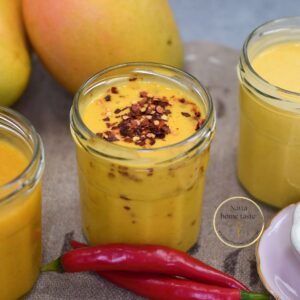Tres versiones de vinagreta de mango casera servidas en frascos de vidrio: una clásica, una con chili y una cremosa con yogur griego.
