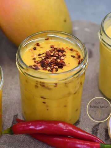 Tres versiones de vinagreta de mango casera servidas en frascos de vidrio: una clásica, una con chili y una cremosa con yogur griego.