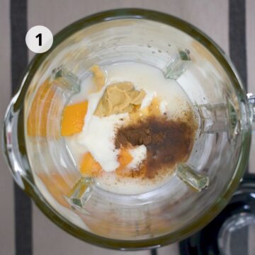Mango y yogur griego en la licuadora.