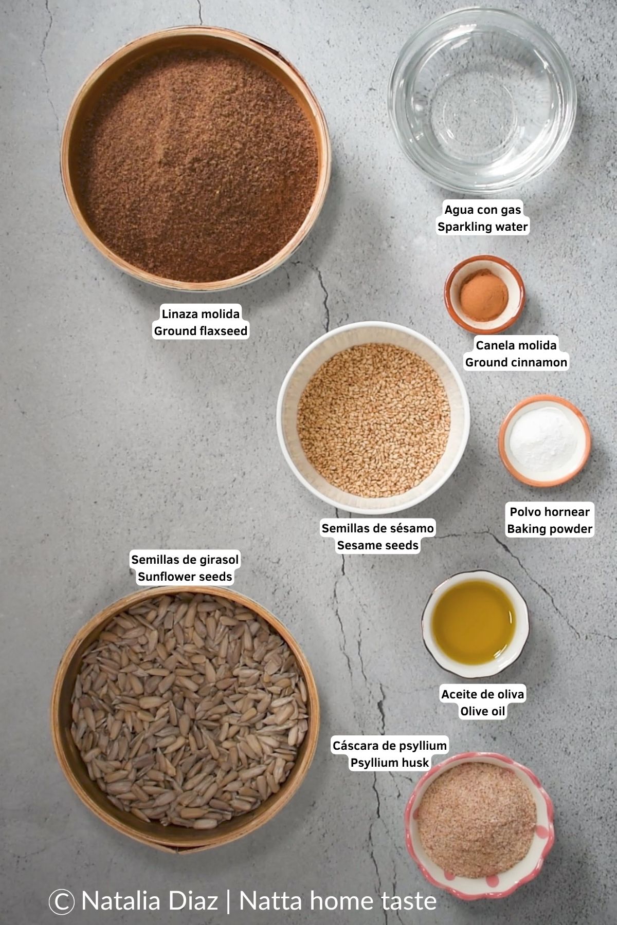 Ingredientes servidos sobre la mesa: linaza molida, semillas, psyllium, aceite de oliva, agua con gas, canela y polvo de hornear