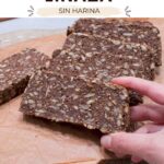 Pan de linaza sin harina cortado en rebanadas, con semillas visibles y texto “Pan de linaza sin harina”