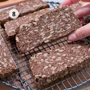 Rebanadas de pan de linaza con semillas mostrando la textura interior