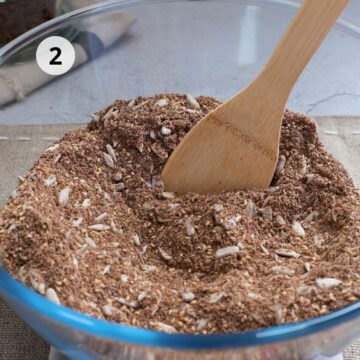 Ingredientes secos mezclados en un tazón con cuchara de madera