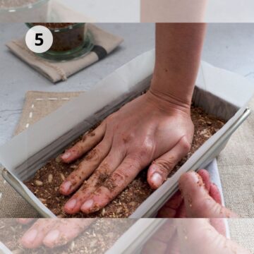 Compactando la masa de pan dentro del molde con las manos