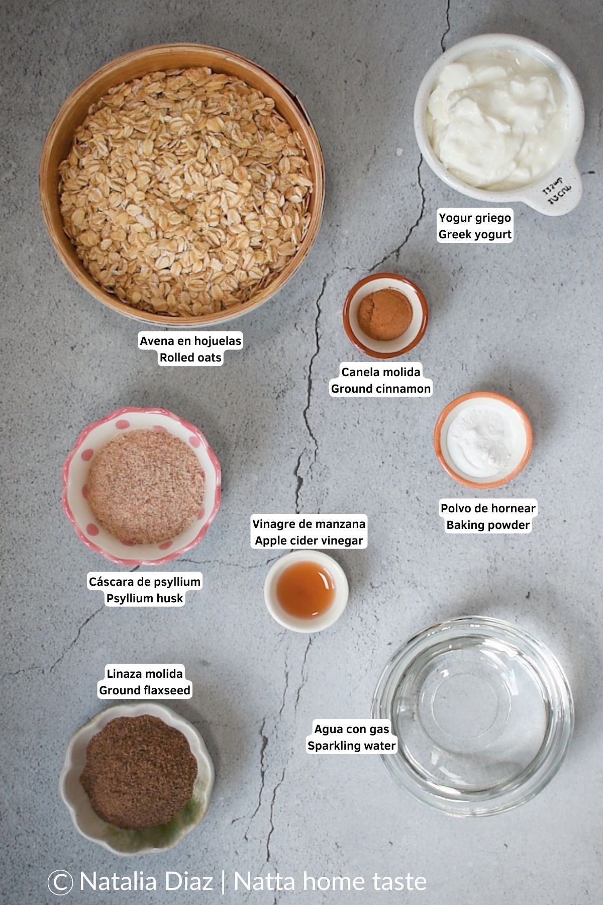 Ingredientes principales para preparar pan de avena sin huevo: avena, yogur griego, linaza, psyllium, agua con gas, canela, polvo de hornear y vinagre de manzana.