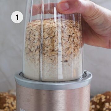 Hojuelas de avena dentro de una licuadora para convertirlas en harina.