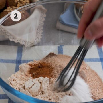 Harina de avena, linaza, psyllium, polvo de hornear y canela mezclándose en un tazón.