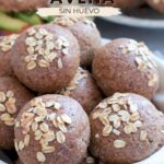Pan de avena sin huevo con rollitos decorados con hojuelas. Receta completa en el blog Natta Home Taste.