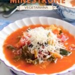 Pin de sopa minestrone vegetariana con verduras, pasta y queso rallado, con enlace a la receta completa.